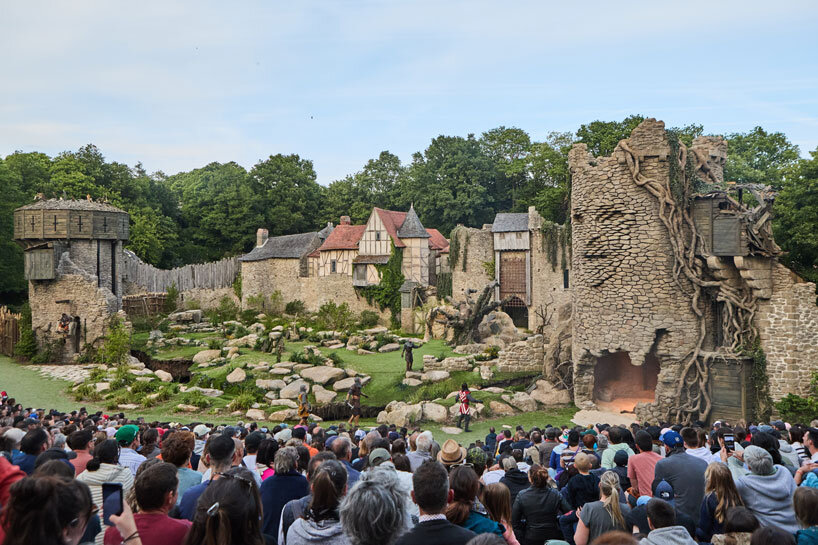 kinetic sculpture outlines moving face onto tower's stonework in french theme park