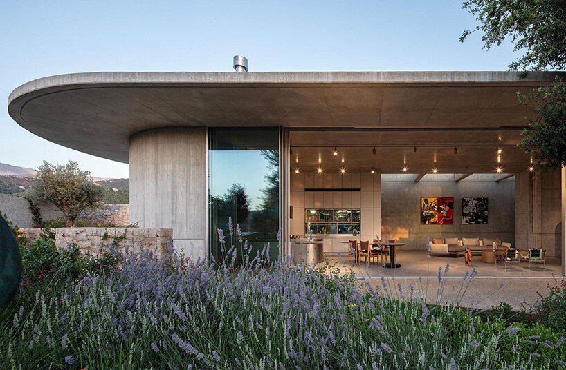 Retiro del Líbano bajo el techo de las esculturas