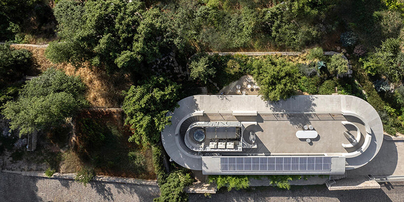 Retiro del Líbano bajo el techo de las esculturas