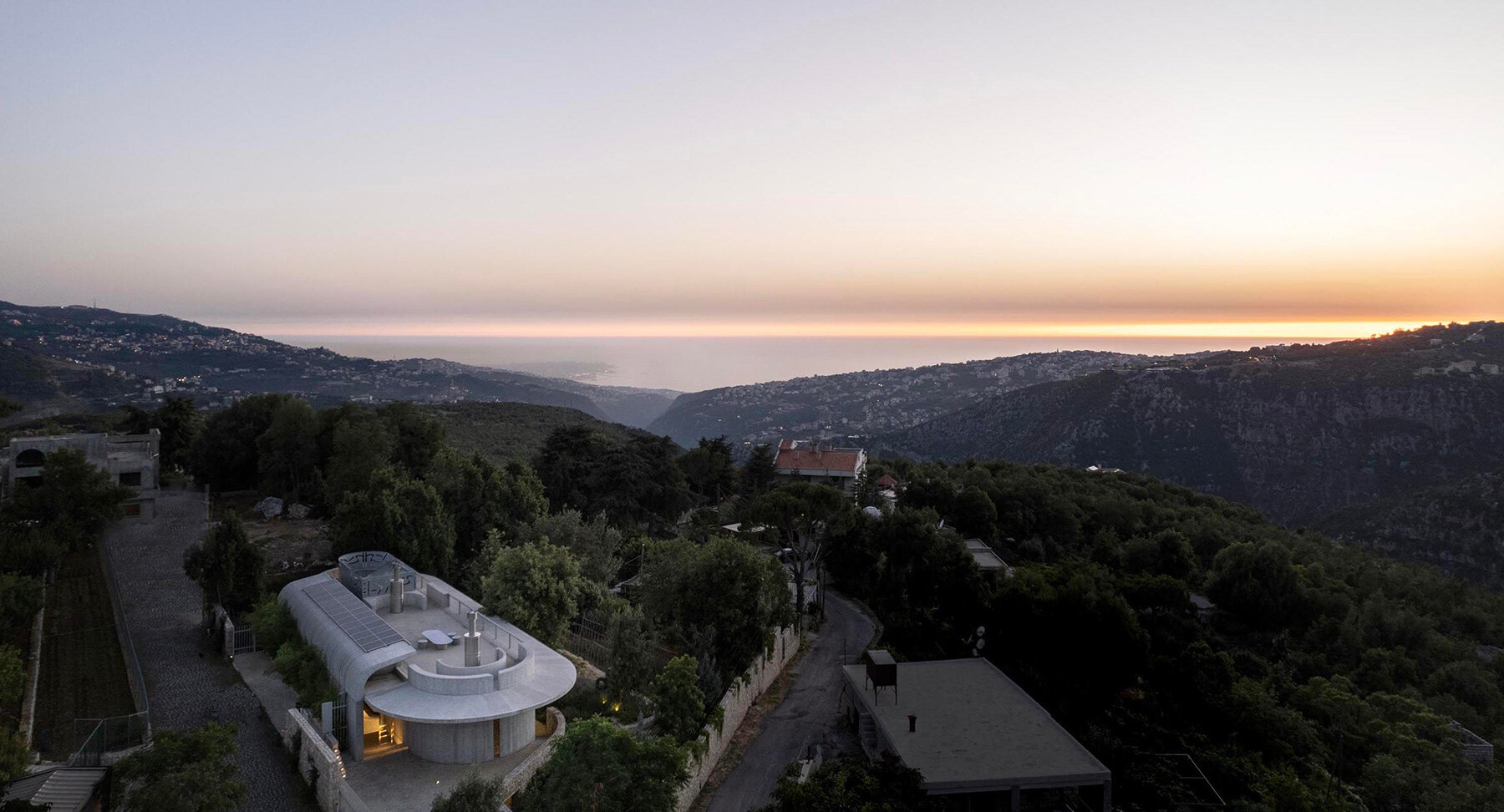 lebanon-retreat-eastarchitecture-home-contemporary-art-gallery-sculptural-roof-designboom-large03