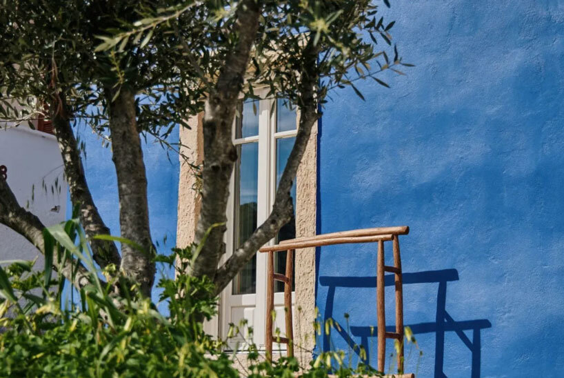 La fachada azul vibrante trae nueva vida a los retiros de monje en Les, Grecia