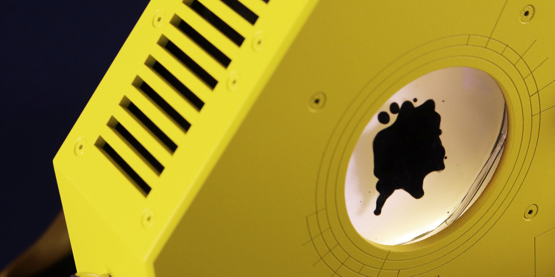 love-hulten-guitar-synth-instrument-ferrofluid-designboom-ban