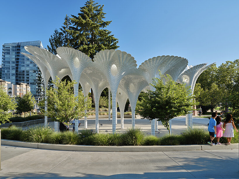 Marc Fornes/The Every Many se pliega 6.665 piezas de aluminio, dosel similar a un paraguas