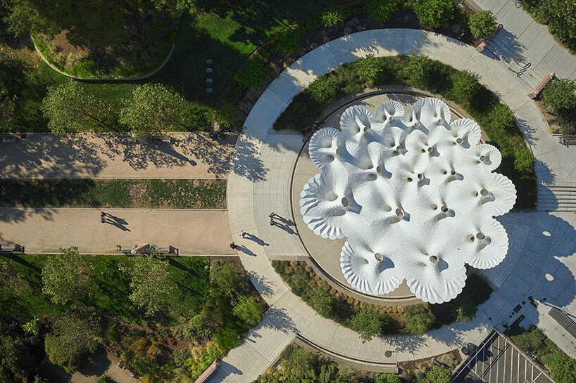 Marc Fornes/The Every Many se pliega 6.665 piezas de aluminio, dosel similar a un paraguas