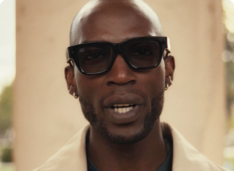 La pantalla está integrada en el área de la lente, pero se extiende hacia un lado