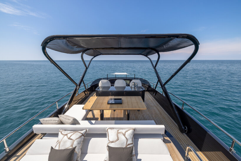 the stern has two levels: a beach area that expands and a cockpit shaded by the sportfly