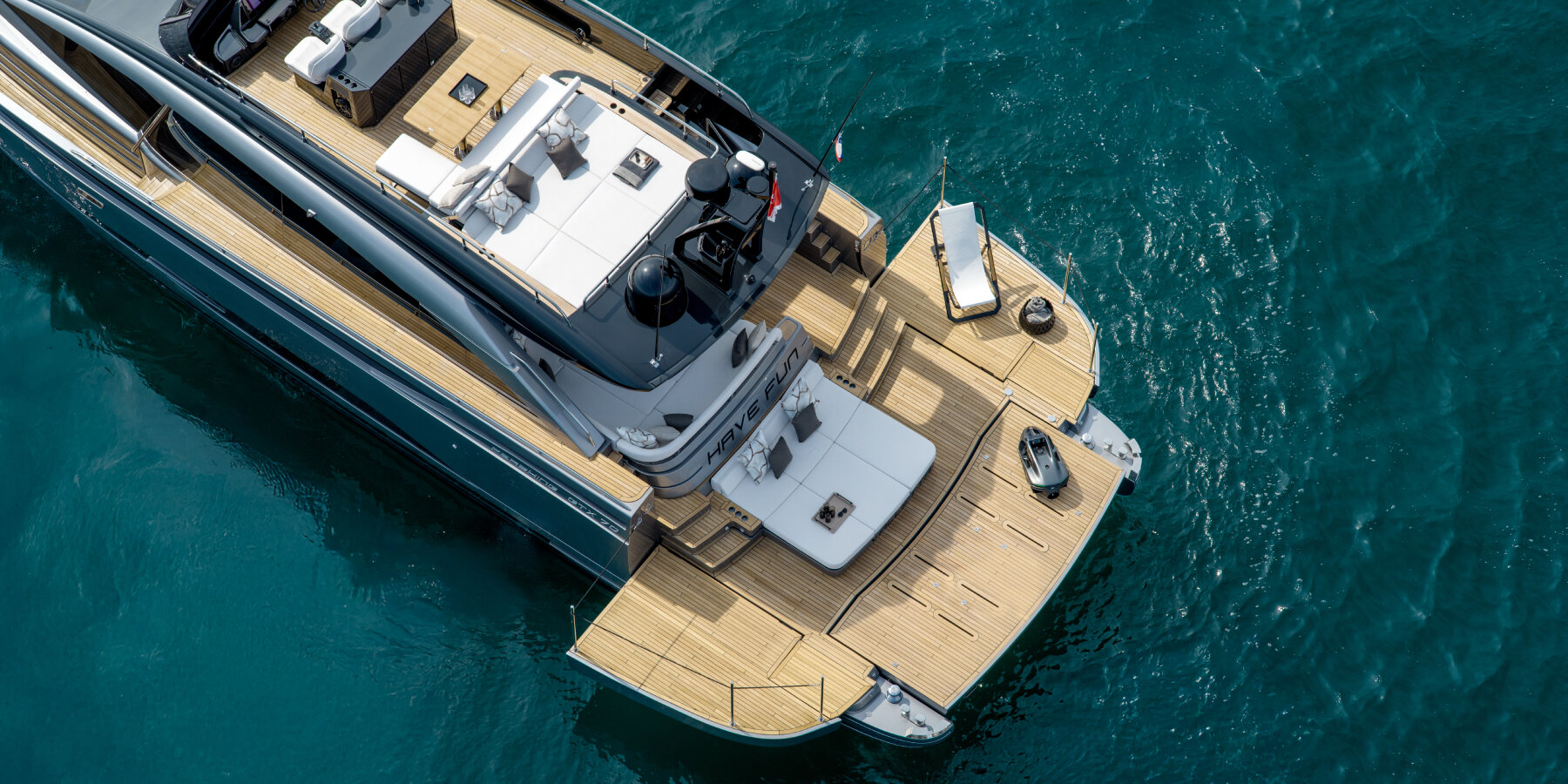 modular-designs-ferretti-riva-pershing-itama-debuts-cannes-yachting-festival-designboom-ban3