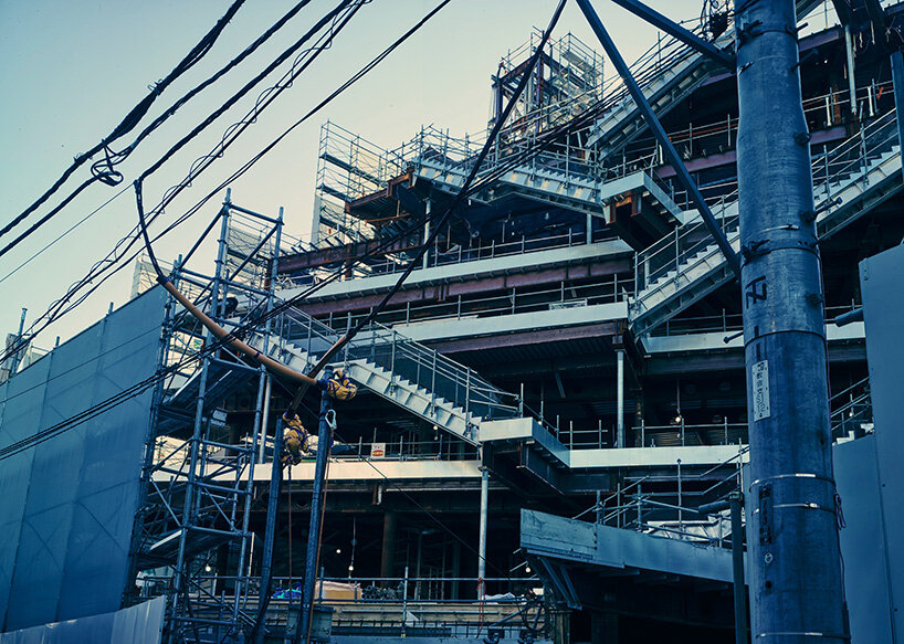 OMA completa la búsqueda de Harajuku en Tokio, descubriendo los pasos de la terraza y la fachada transparente