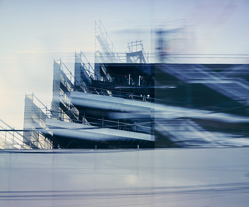 OMA completa la búsqueda de Harajuku en Tokio, descubriendo los pasos de la terraza y la fachada transparente