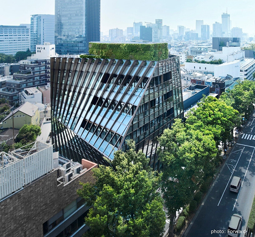 OMA completa la búsqueda de Harajuku en Tokio, descubriendo los pasos de la terraza y la fachada transparente