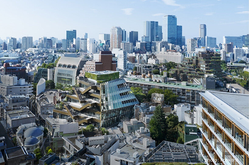 OMA completa la búsqueda de Harajuku en Tokio, descubriendo los pasos de la terraza y la fachada transparente