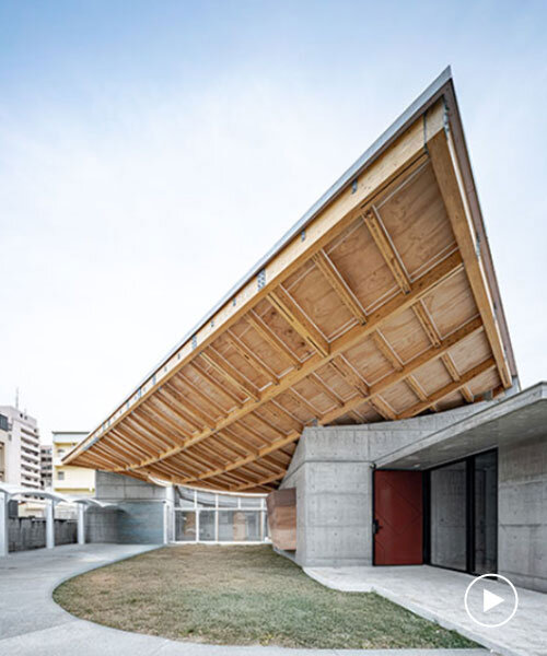 hyperbolic roof?composed of curved timber slats tops concrete residence in taiwan