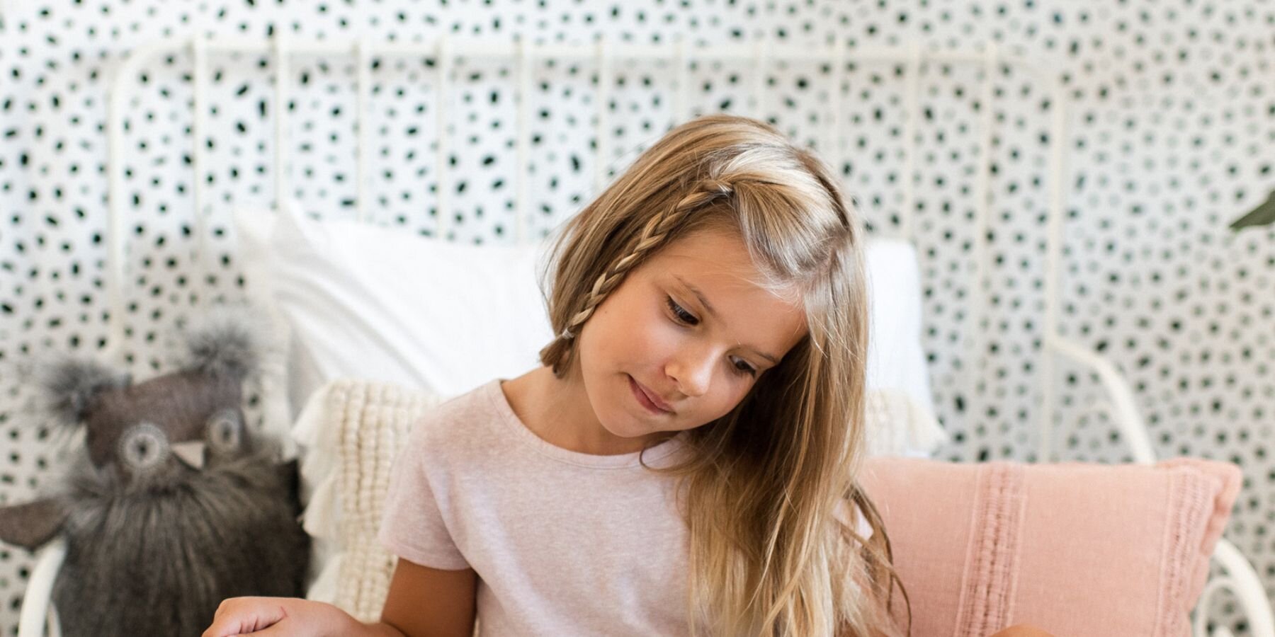 peel-and-stick-wallpaper-love-vs-design-designboom-1800-2