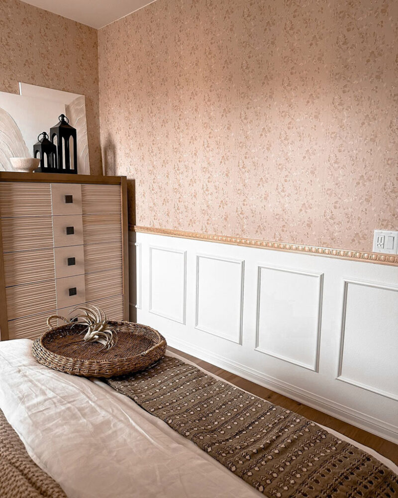 El papel tapiz despegable y adhesivo de Love vs Design reconsidera los interiores temporales para la vida moderna