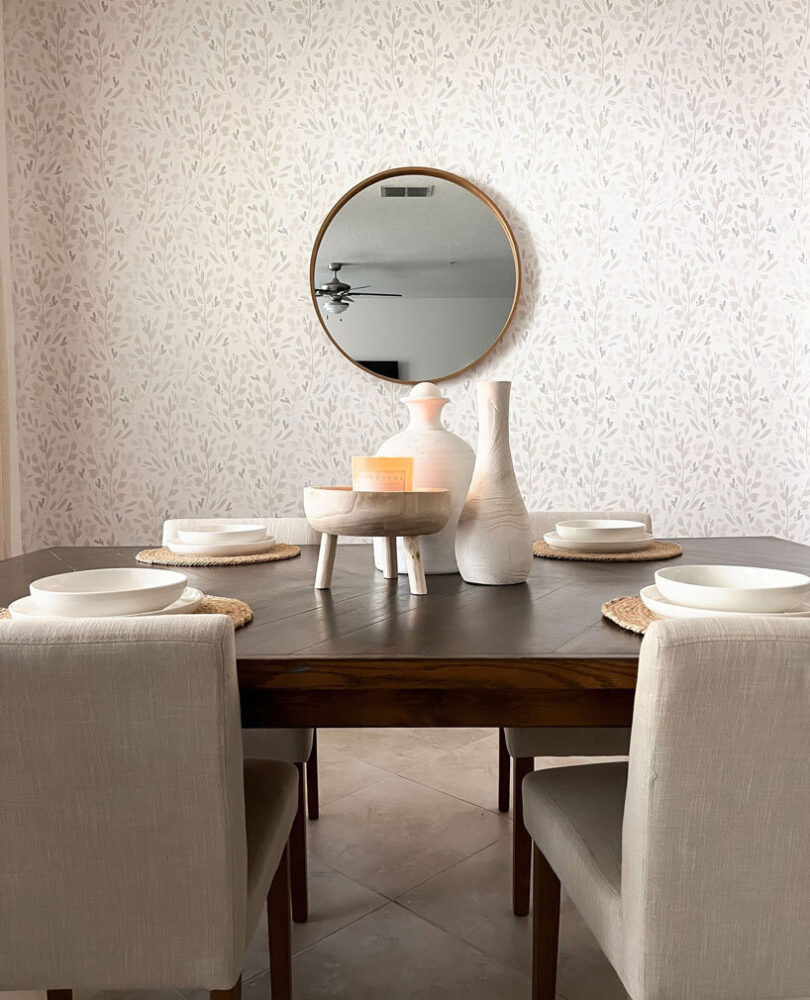 El papel tapiz despegable y adhesivo de Love vs Design reconsidera los interiores temporales para la vida moderna