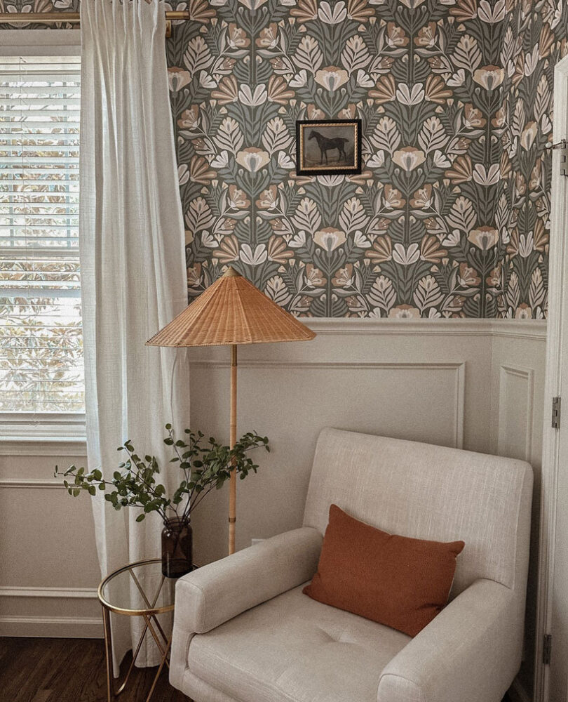 El papel tapiz despegable y adhesivo de Love vs Design reconsidera los interiores temporales para la vida moderna