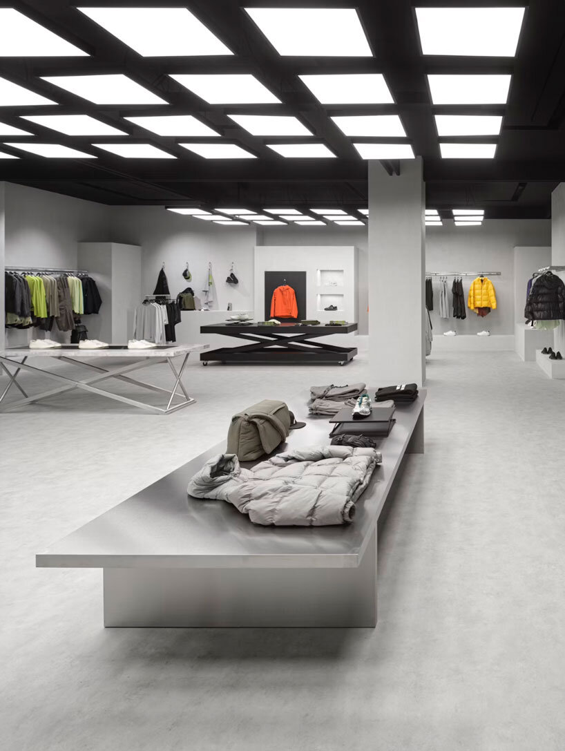 La cuadrícula de metal retroiluminada ilumina el espacio comercial híbrido en Zara en Rotterdam