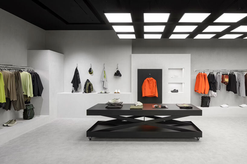 La cuadrícula de metal retroiluminada ilumina el espacio comercial híbrido en Zara en Rotterdam