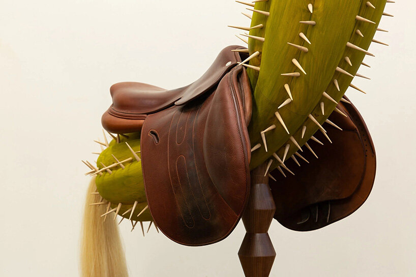 Raúl de Lara talló esculturas de madera surrealista para cuestionar quién pertenece