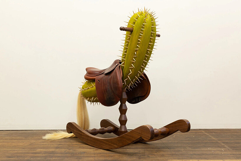 Raúl de Lara talló esculturas de madera surrealista para cuestionar quién pertenece