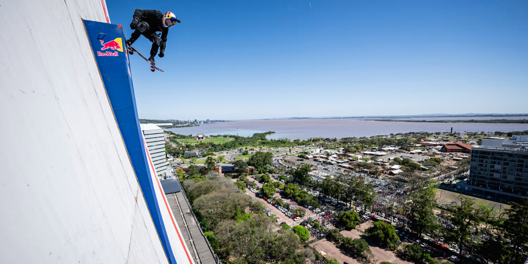 red-bull-curved-skate-ramp-centro-administrativo-fernando-ferrari-building-brazil-designboom-ban