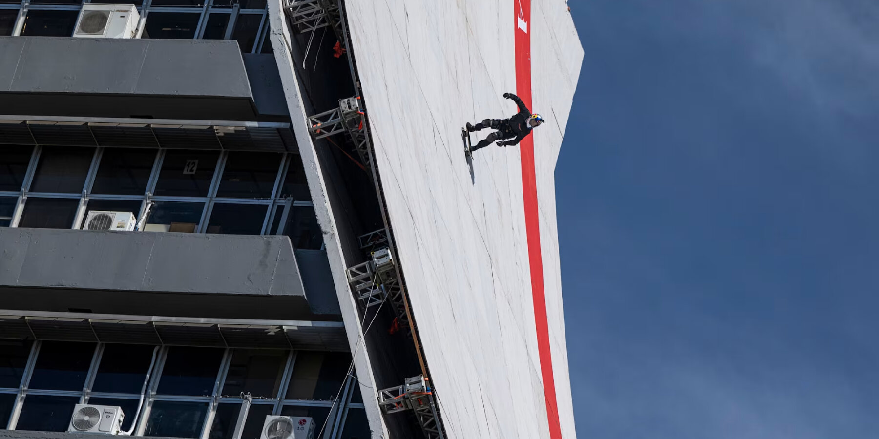 red-bull-curved-skate-ramp-centro-administrativo-fernando-ferrari-building-brazil-designboom-ban2