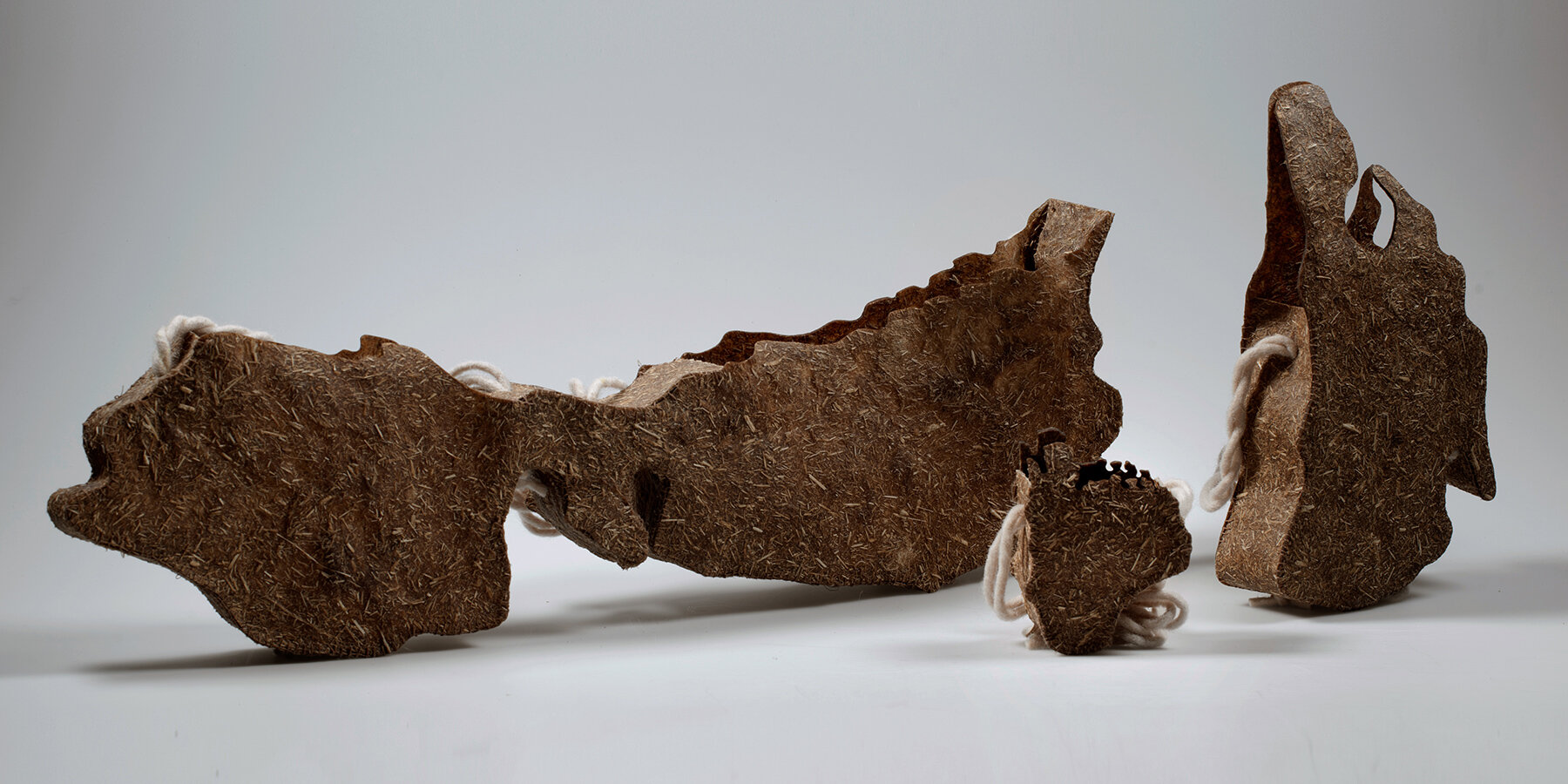 reductio-ad-lermaense-bag-collection-bulrush-biomaterials-mexico-wetlands-manuel-diaz-tufinio-designboom-1800-1