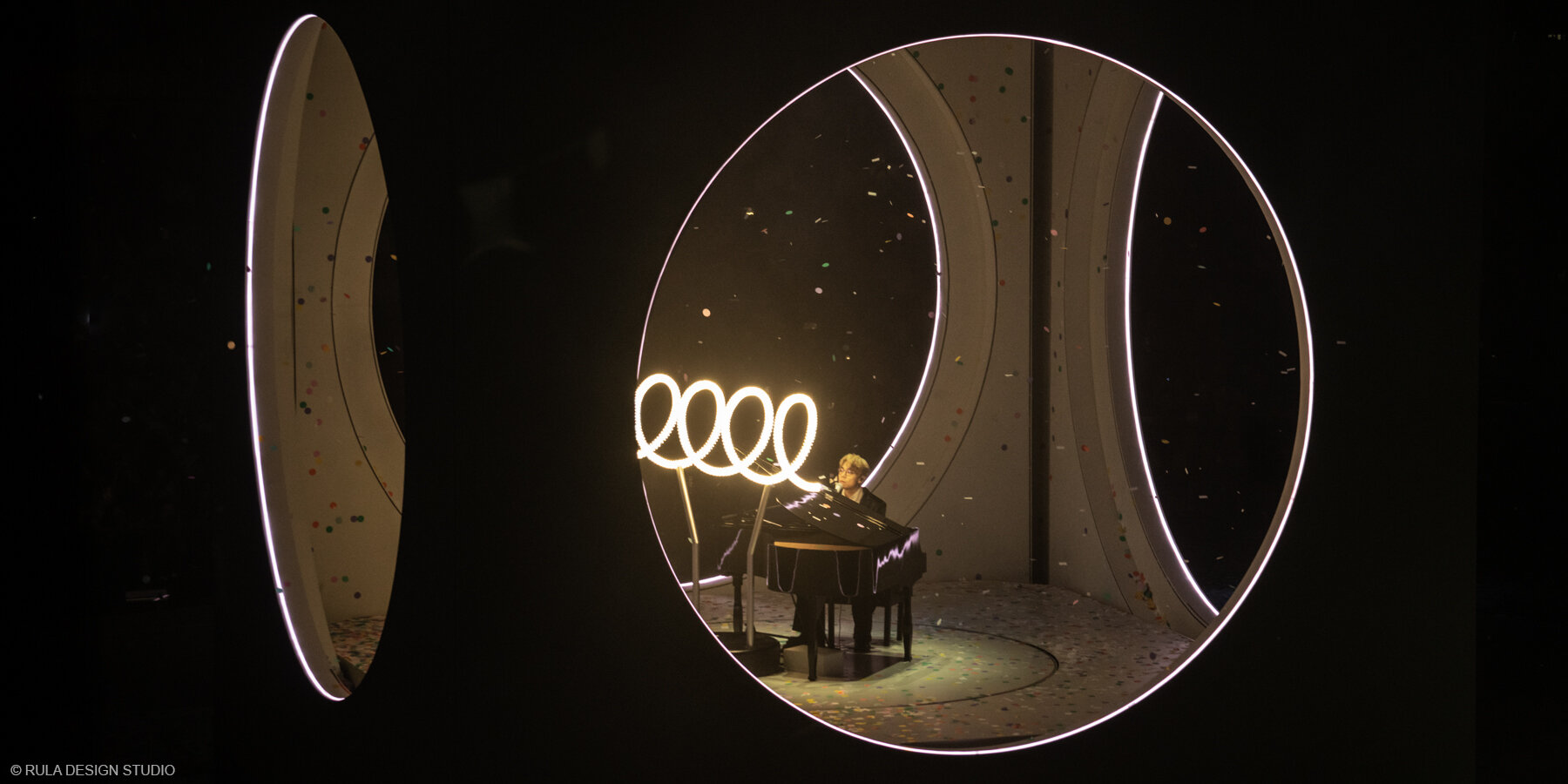 rula-seven-meter-cube-living-stage-terence-lam-concert-hong-kong-ruby-law-designboom-large01