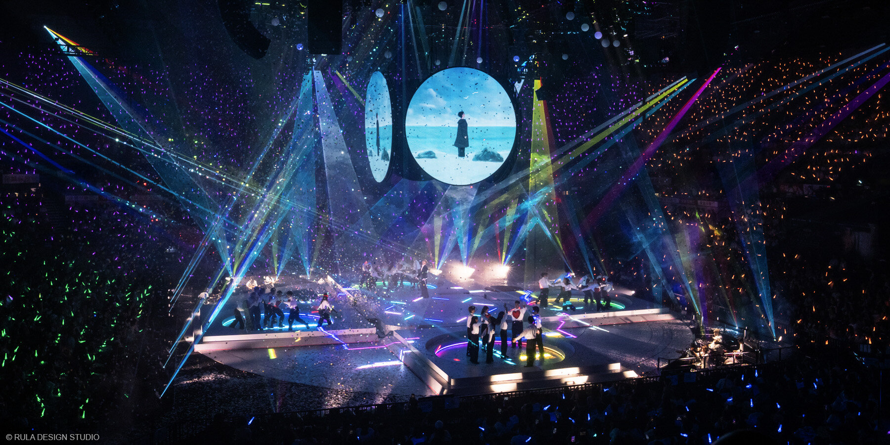 rula-seven-meter-cube-living-stage-terence-lam-concert-hong-kong-ruby-law-designboom-large02