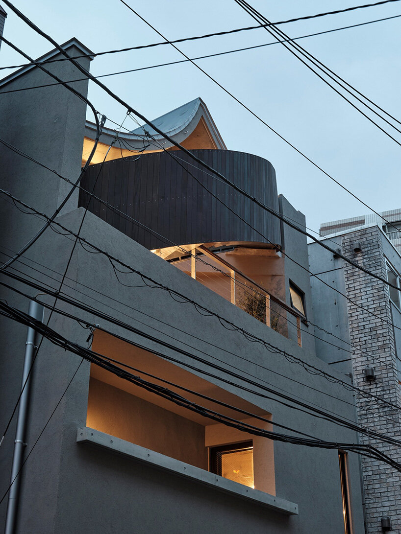 El techo semi-cilíndrico trae luz solar a la residencia de tres pisos de Aoim en Tokio