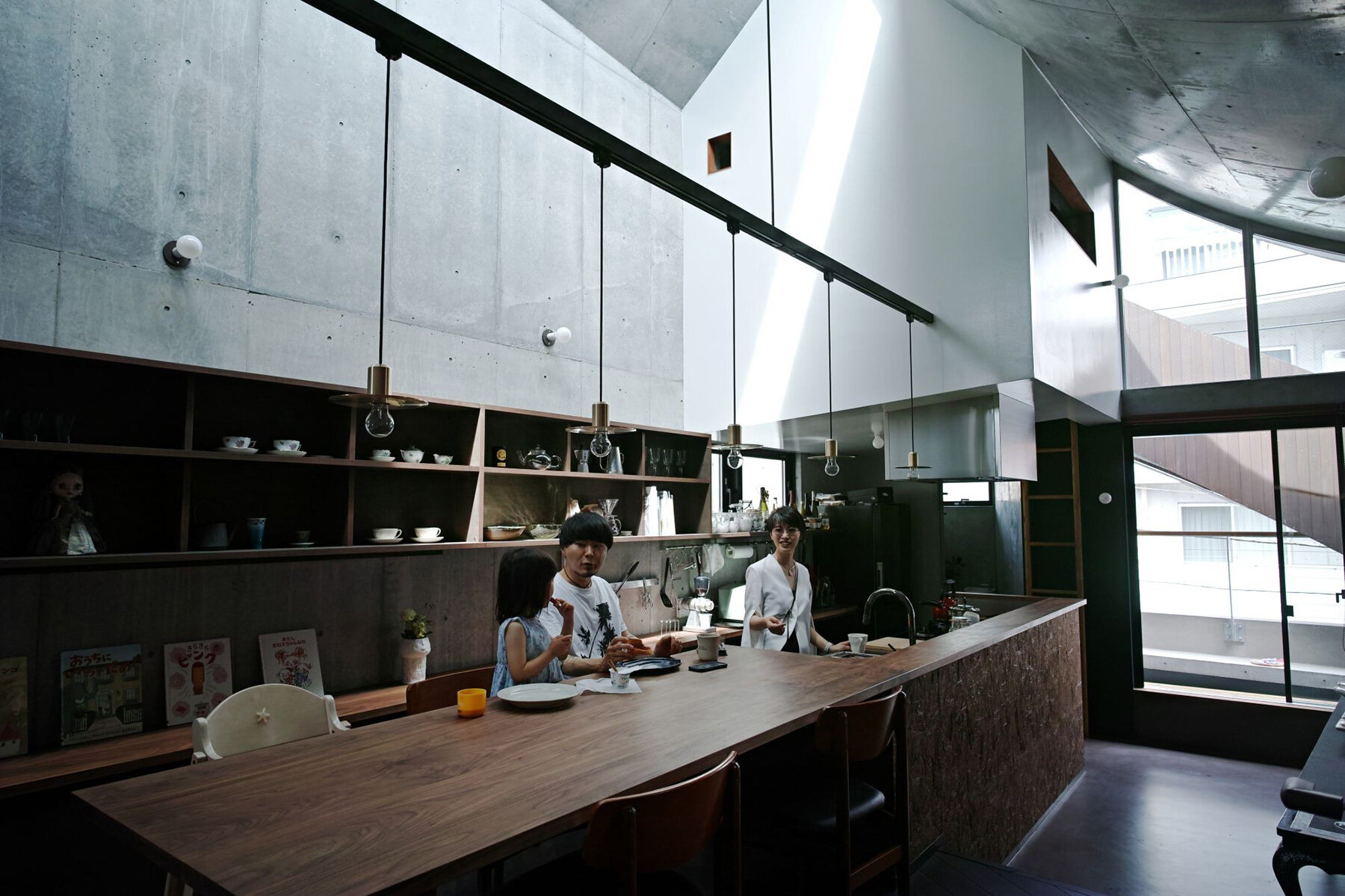 semi-cylindrical-roof-daylight-aoim-three-story-residence-tokyo-designboom-large01