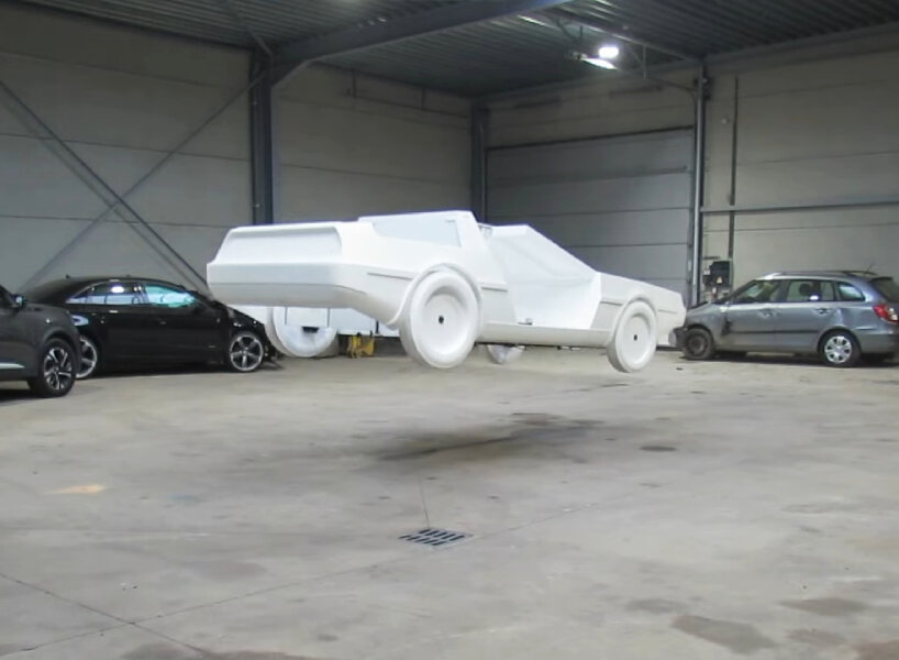 Coche deloreano de espuma