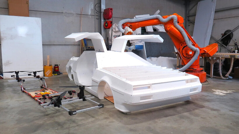 Coche deloreano de espuma