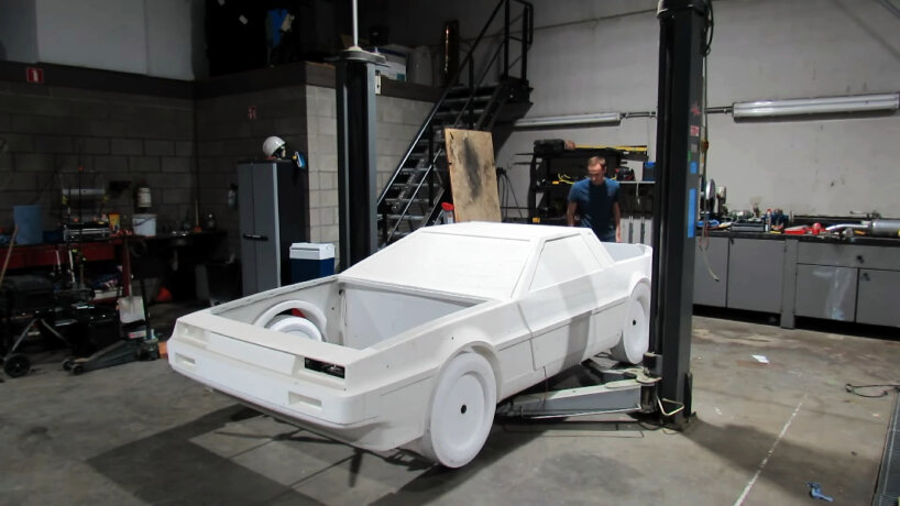 Para hacerlo lo suficientemente potente, el diseñador cubrió la espuma con papel de fibra de vidrio