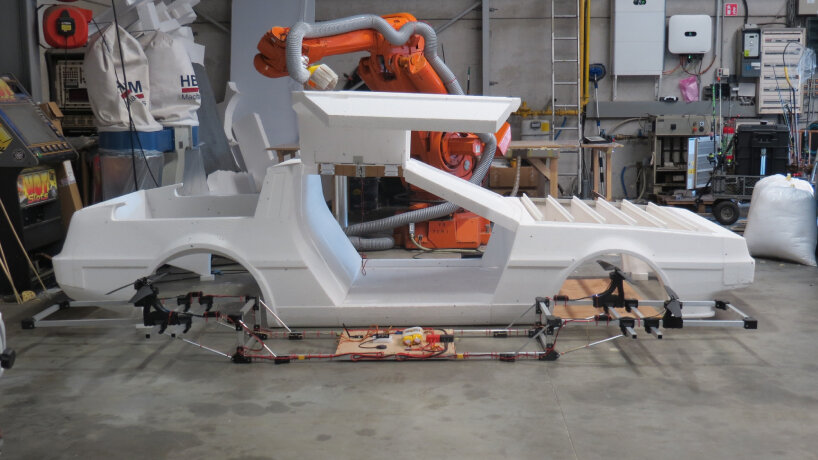 Los diseñadores usan huecos del automóvil delantero y trasero huecos para el flujo de aire