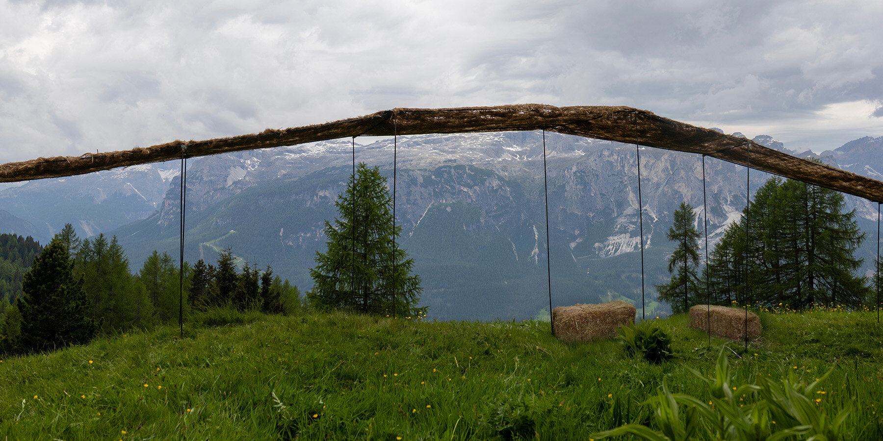 trace-of-land-else-design-hay-bale-spatial-installation-val-badia-italy-designboom-1800-2