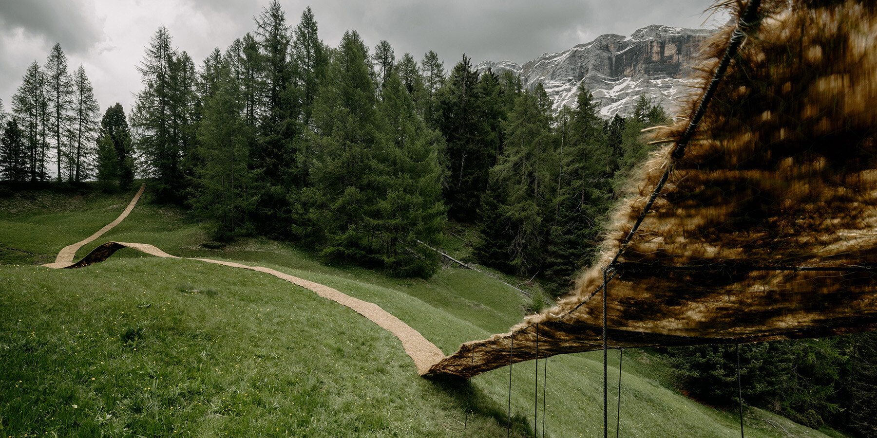 trace-of-land-else-design-hay-bale-spatial-installation-val-badia-italy-designboom-1800-3