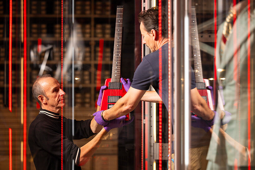 La guitarra Unseen Ziggy fue revelada en el David Bowie Center en Londres V&A antes de abrir