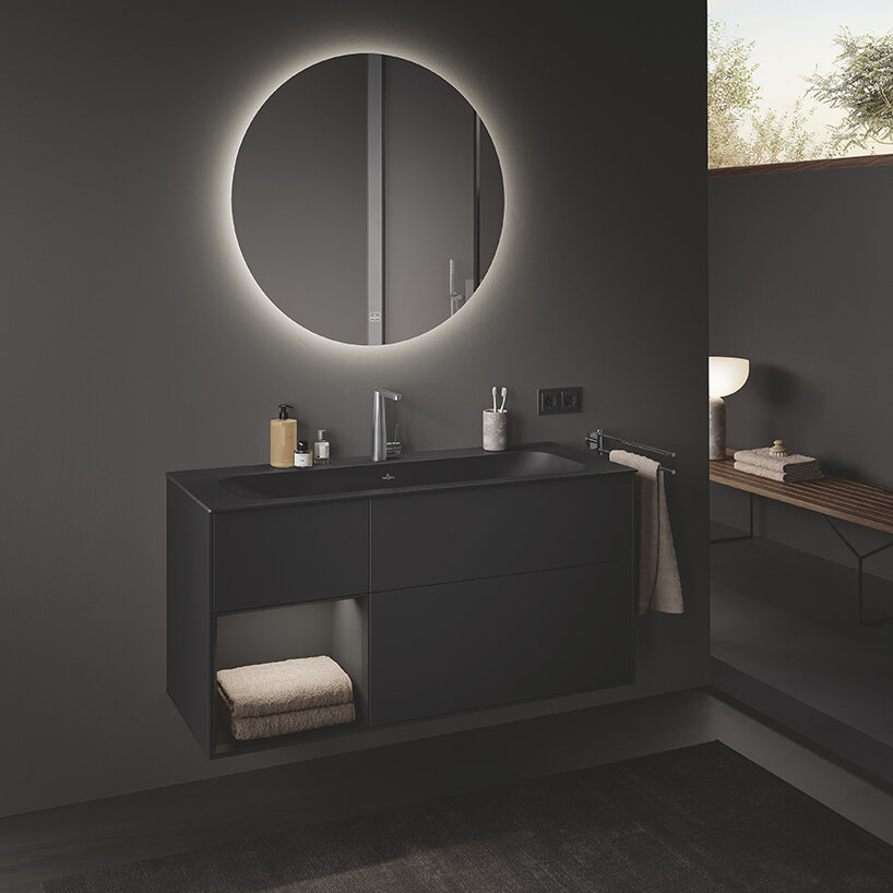 Villeroy & Boch disuelve el borde del baño con series negras puras