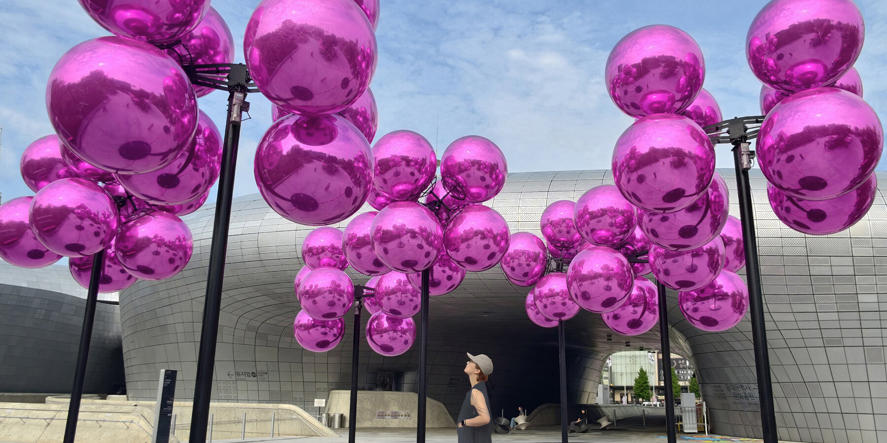 vincent-leroy-kinetic-molecular-cloud-pink-spheres-seoul-ddp-designboom-1800-1