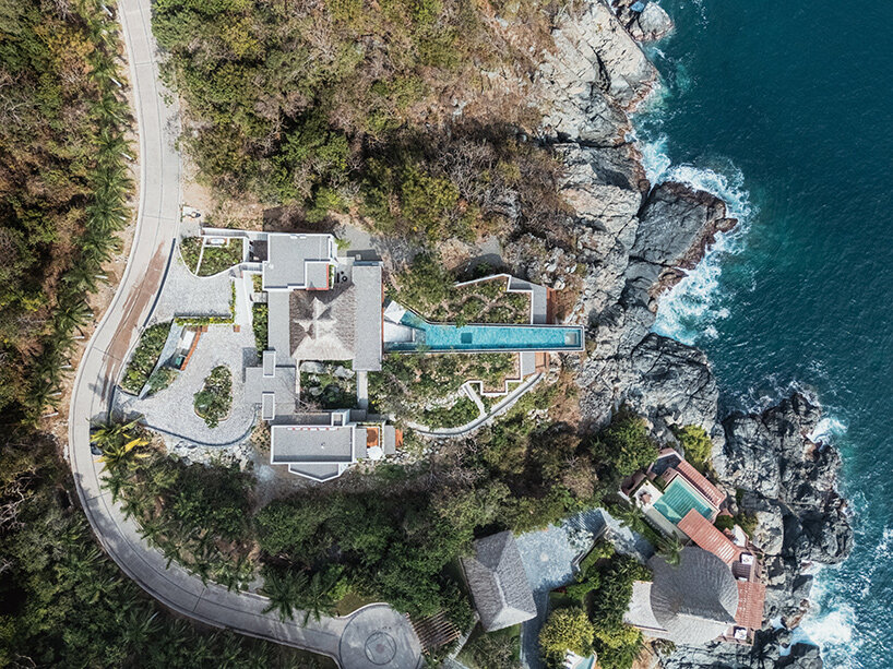 zozaya arquitectos designs home with swimming pool suspended over mexico's pacific coast