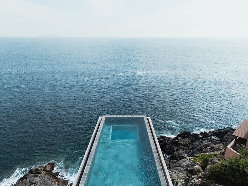 zozaya arquitectos designs home with swimming pool suspended over mexico's pacific coast
