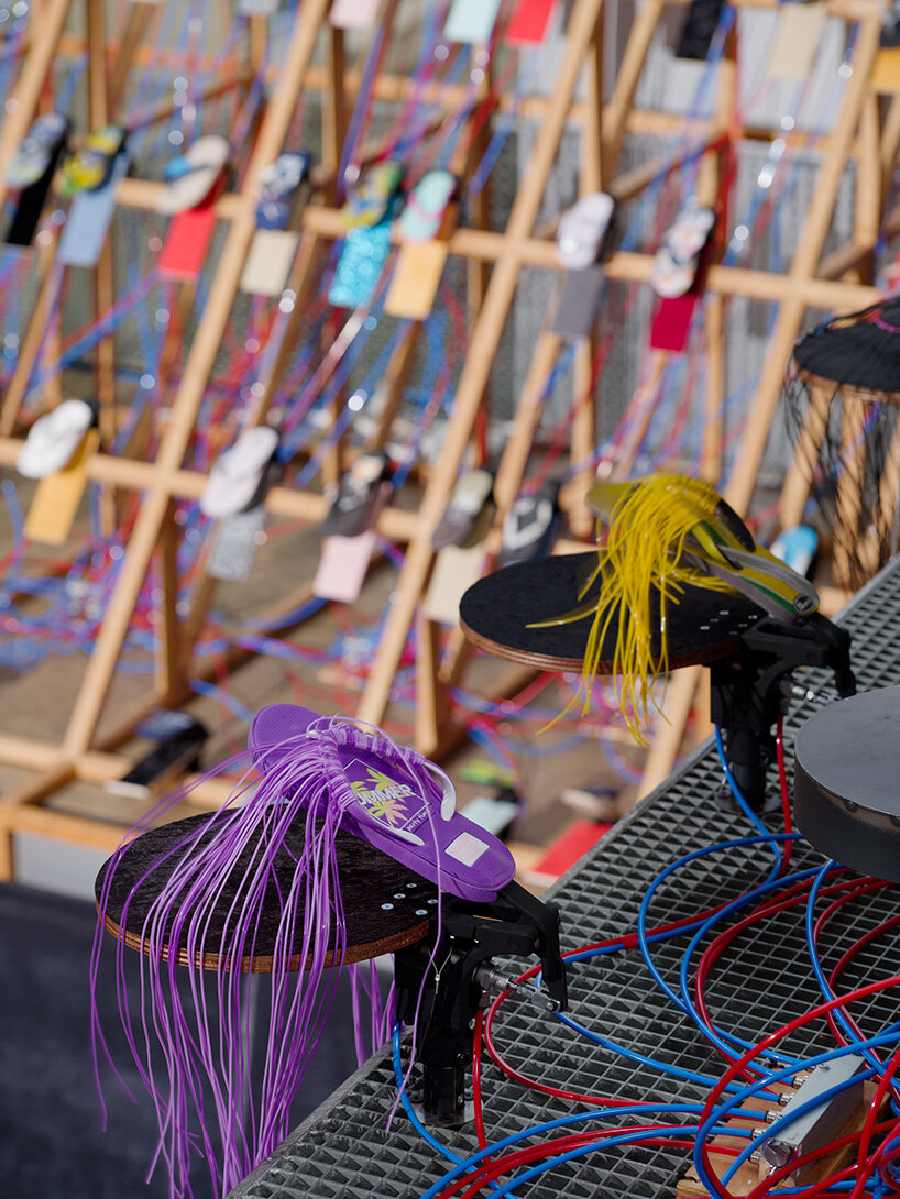 201 Flip-flops superan la instalación de Meriem Bennani en las Galerías Lafayette de París