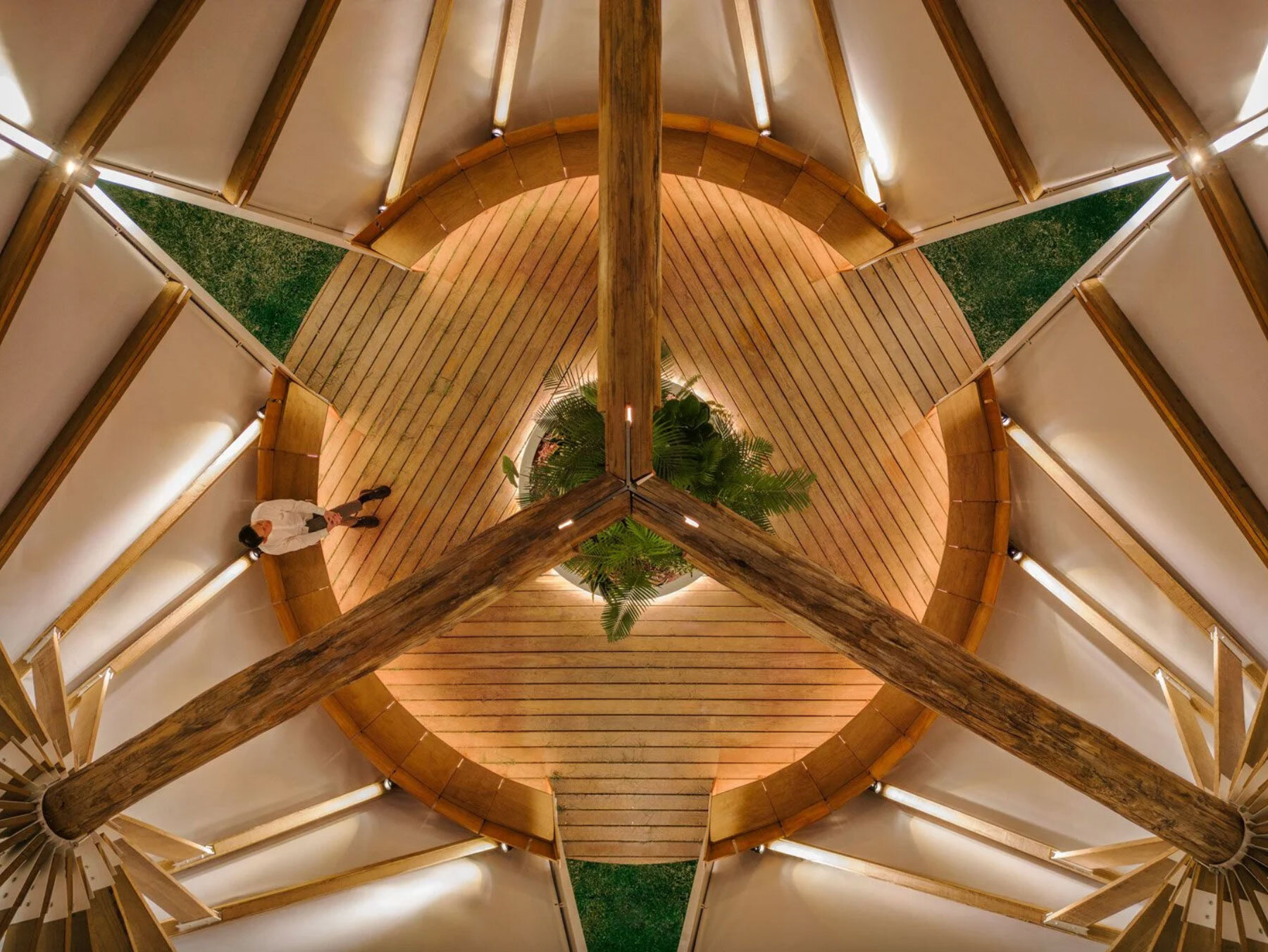 all-together-under-the-umbrella-installation-cheng-tsung-feng-hakka-oil-paper-umbrella-three-interconnected-canopies-designboom-1800-10