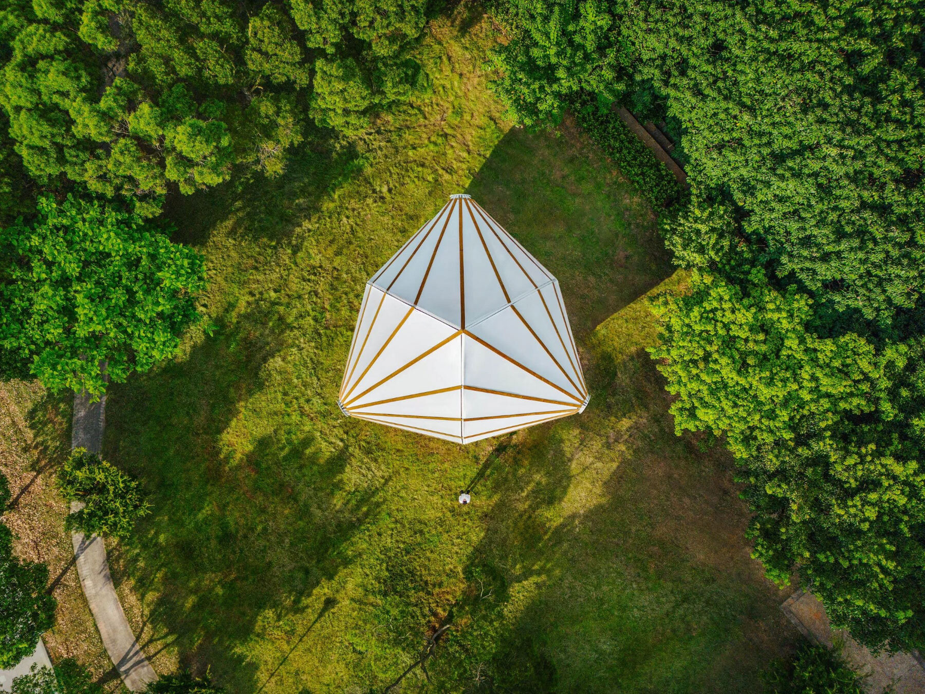 all-together-under-the-umbrella-installation-cheng-tsung-feng-hakka-oil-paper-umbrella-three-interconnected-canopies-designboom-1800-3