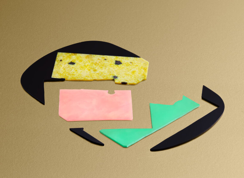 Los artesanos agregaron hojuelas de serpentina de Namibia, ópalo rosa y crisoprasa.