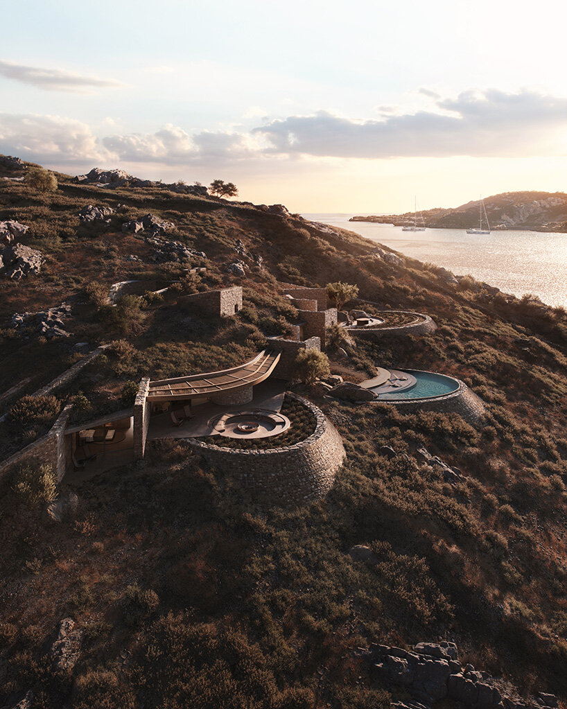 Las terrazas se abren como pétalos hacia el horizonte del mar Egeo en esta casa de Aristides Dallas Architects