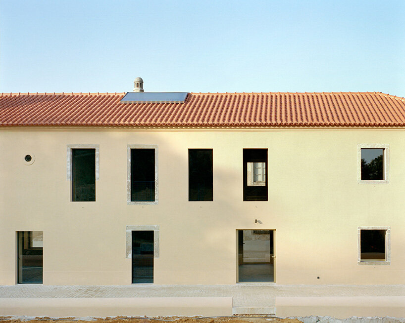 Arquitectura-G incrustado en núcleo de hormigón azul y vivir en Portugal