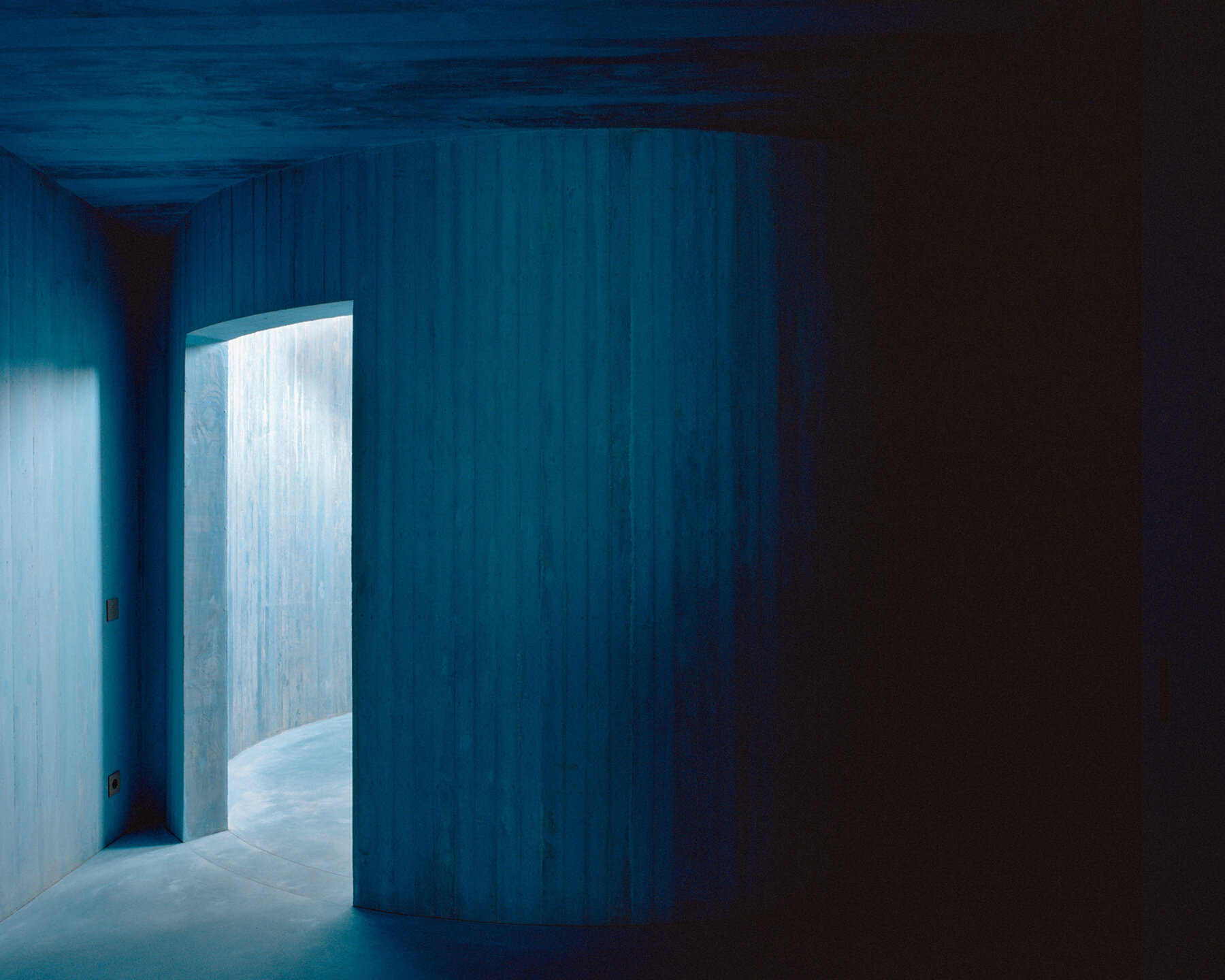arquitectura-g-blue-concrete-core-spiraling-staircase-portuguese-residence-designboom-large01