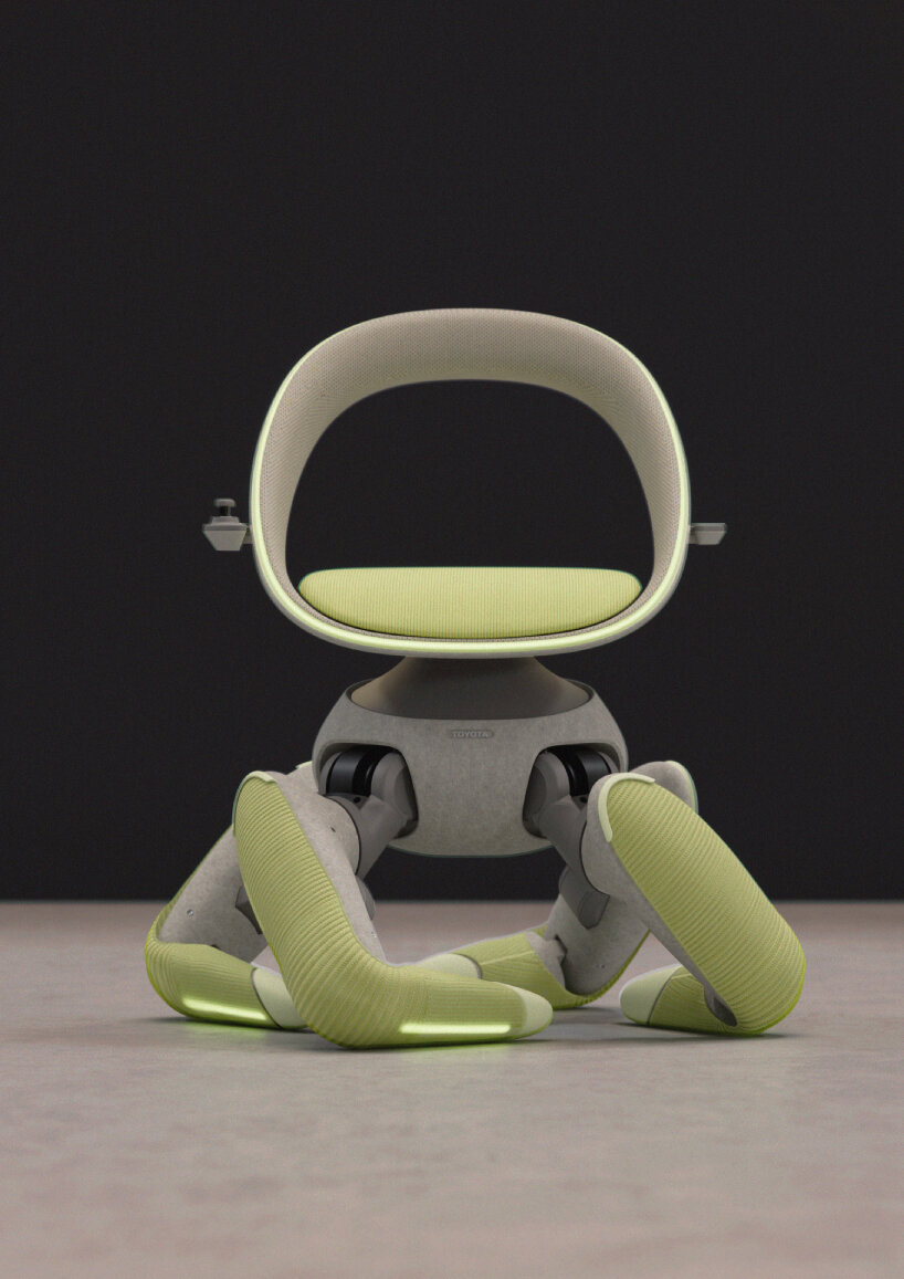 La silla de ruedas autónoma de Toyota tiene patas plegables y puede incluso sentarse o arrodillarse en el suelo